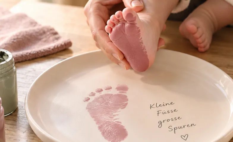 Baby Füsse auf Keramik