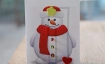 Kinder basteln Weihnachtskarten mit LED-Zauber