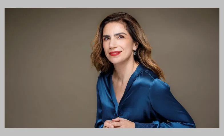 Dana Grigorcea: Tanzende Frau, Blauer Hahn.