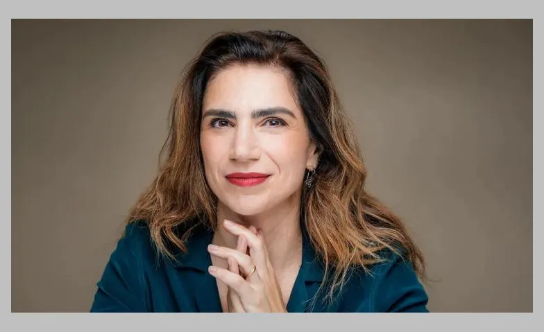 Dana Grigorcea: Tanzende Frau, blauer Hahn