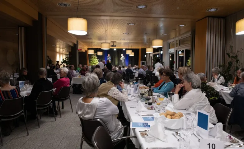 Dezember-Dinner queerAltern Zürich, Manger & boire / Dîner à thème, Saal