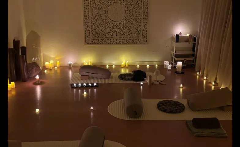Event-Image for 'Candle Light Yin Yoga'
