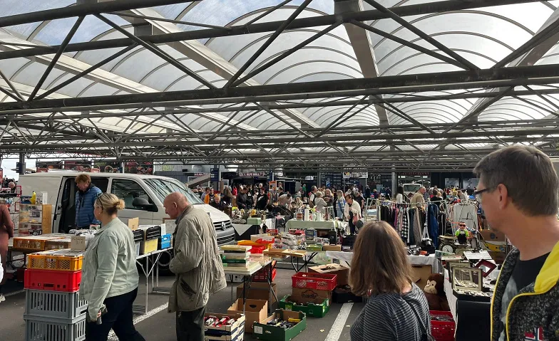 Trödeln auf dem überdachten Dornseifer Gelände, Märkte / Flohmarkt, Parkplatz Dornseifer Frische Markt