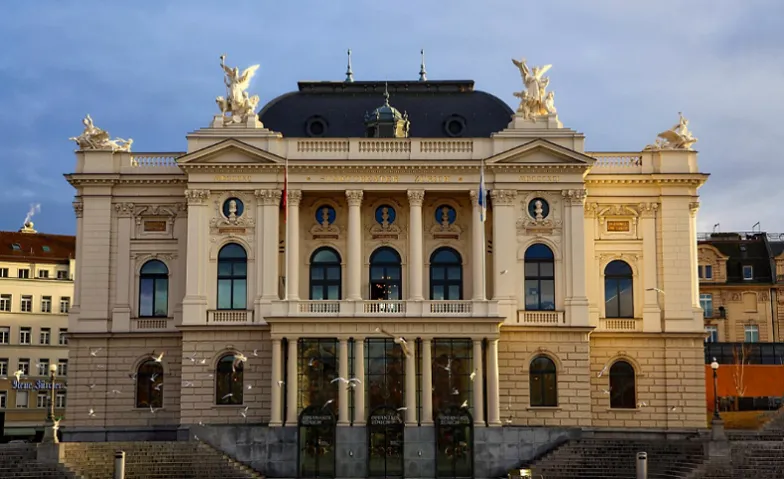 LES COULISSES DE L'OPÉRA