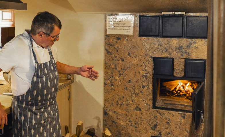 Brot backen im historischen Holzbackofen