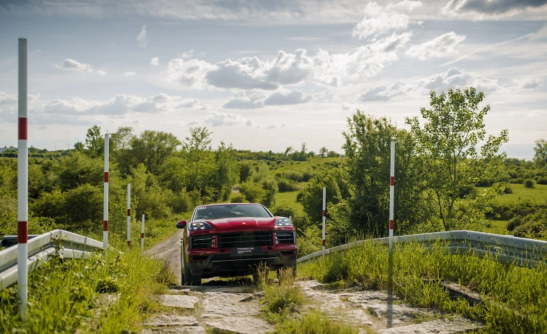 Porsche Pilot Offroad Special: Family & Friends