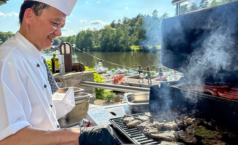 Großes BBQ-Grillbuffet auf der Seeterrasse im Peters Hotel &