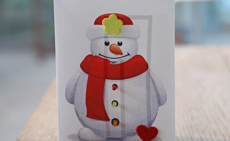 Kinder basteln Weihnachtskarten mit LED-Zauber
