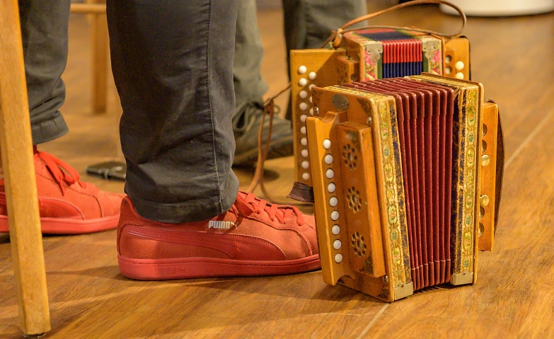 Workshop "Ur-Klangwelten von Langnauerli und Stöpselbass"