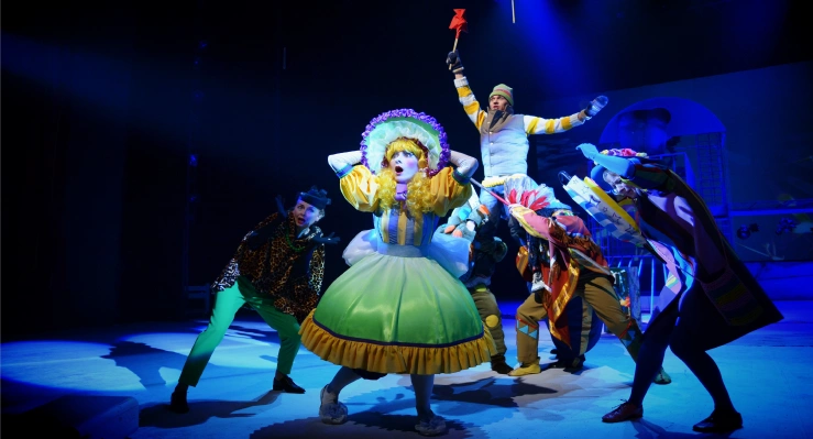 Bühnenauschnitt mit SchauspielerInnen