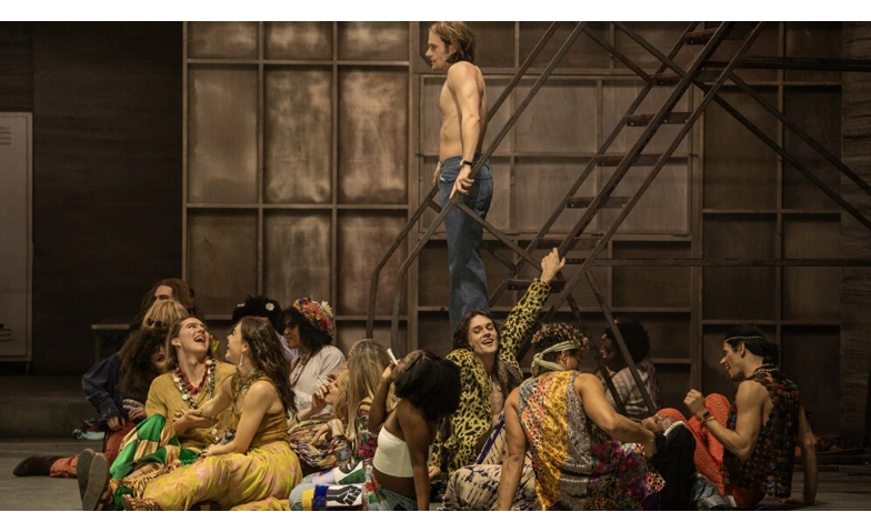 Hair, Theatre & Stage, Grosses Haus