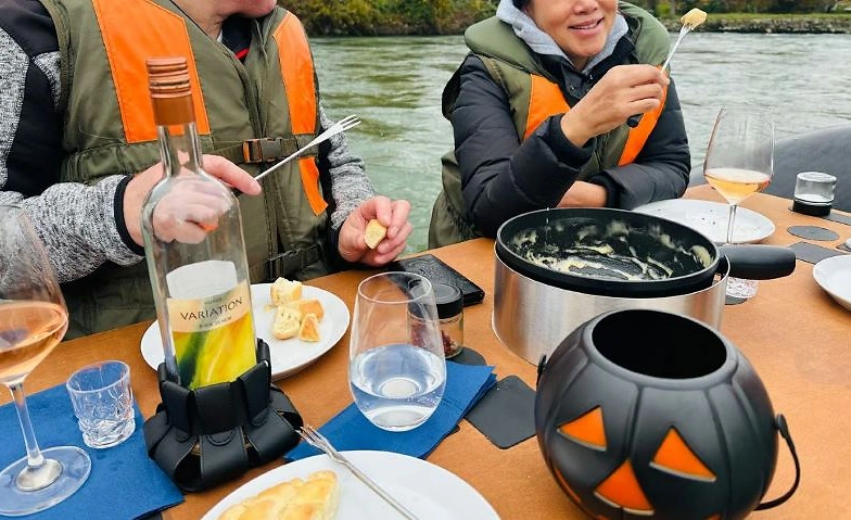 Kräuterfondue auf dem Schlauchboot