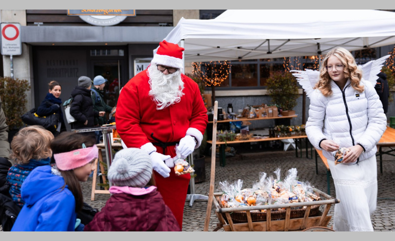 Markt-Erlebnistag – der Weihnachtsmann besucht den Wochenmar