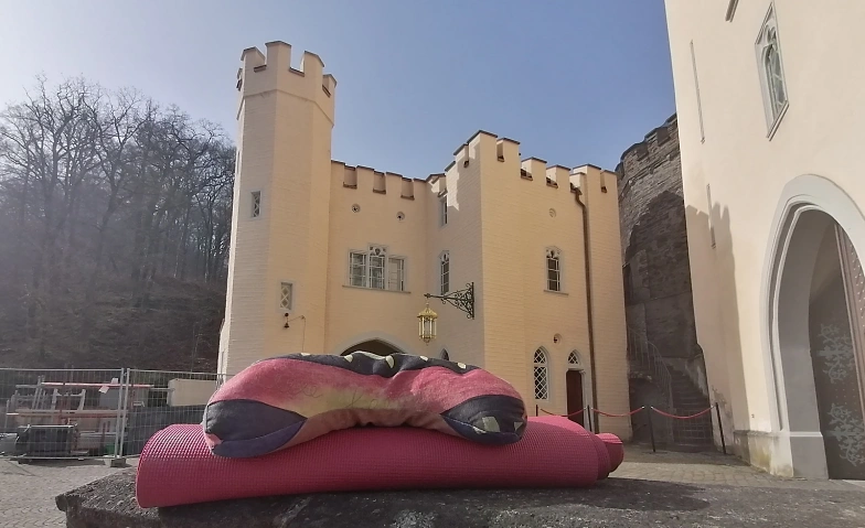 Yoga Outdoor Zeit im Schlosspark von Schloss Stolzenfels