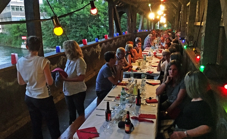 Moules et frites auf der Holzbrücke