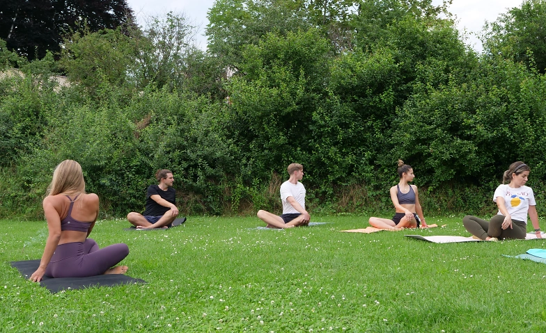 WEEKEND KICKOFF YOGA FLOW IN THE PARK