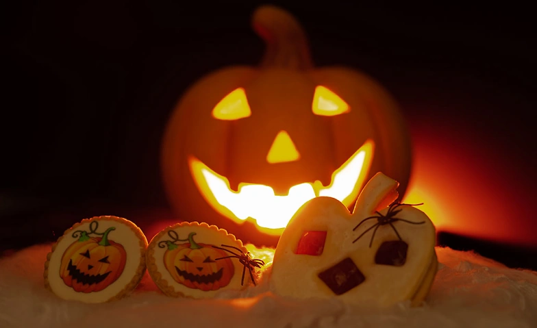 Halloween-Kürbis aus Schokolade verzieren