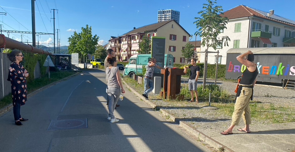 Vorstandsmeeting des Gleis21 zur Gartenbepflanzung, nat&uuml;rlich Corona-konform