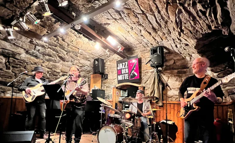 VETINARIS GROOVE In Concert