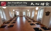 Zen Meditation im Kloster. Thema: Zen Gl&uuml;ck Zufriedenheit